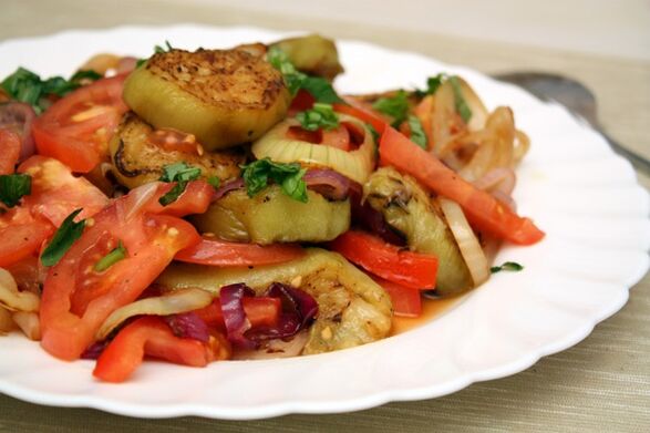 Магги дијета укључује здраву салату од поврћа и куваног патлиџана. 