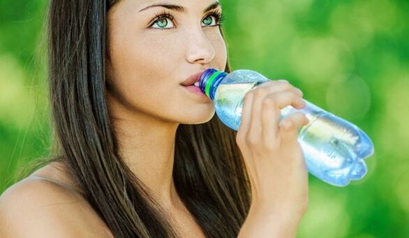 Да бисте ефикасно изгубили тежину, морате пити довољно воде. 